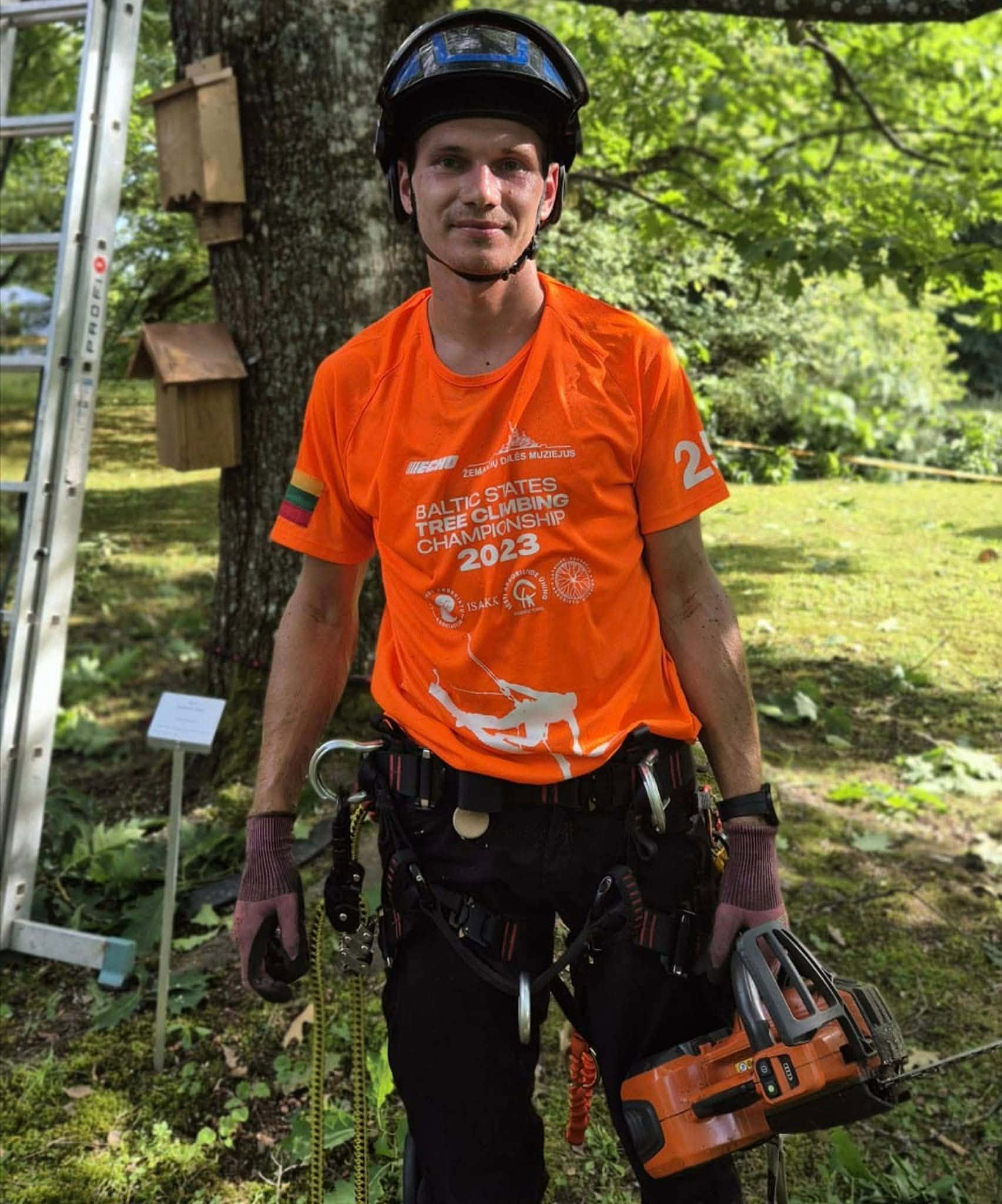 Arboristas Mantas Gerulis dirba aukštyje